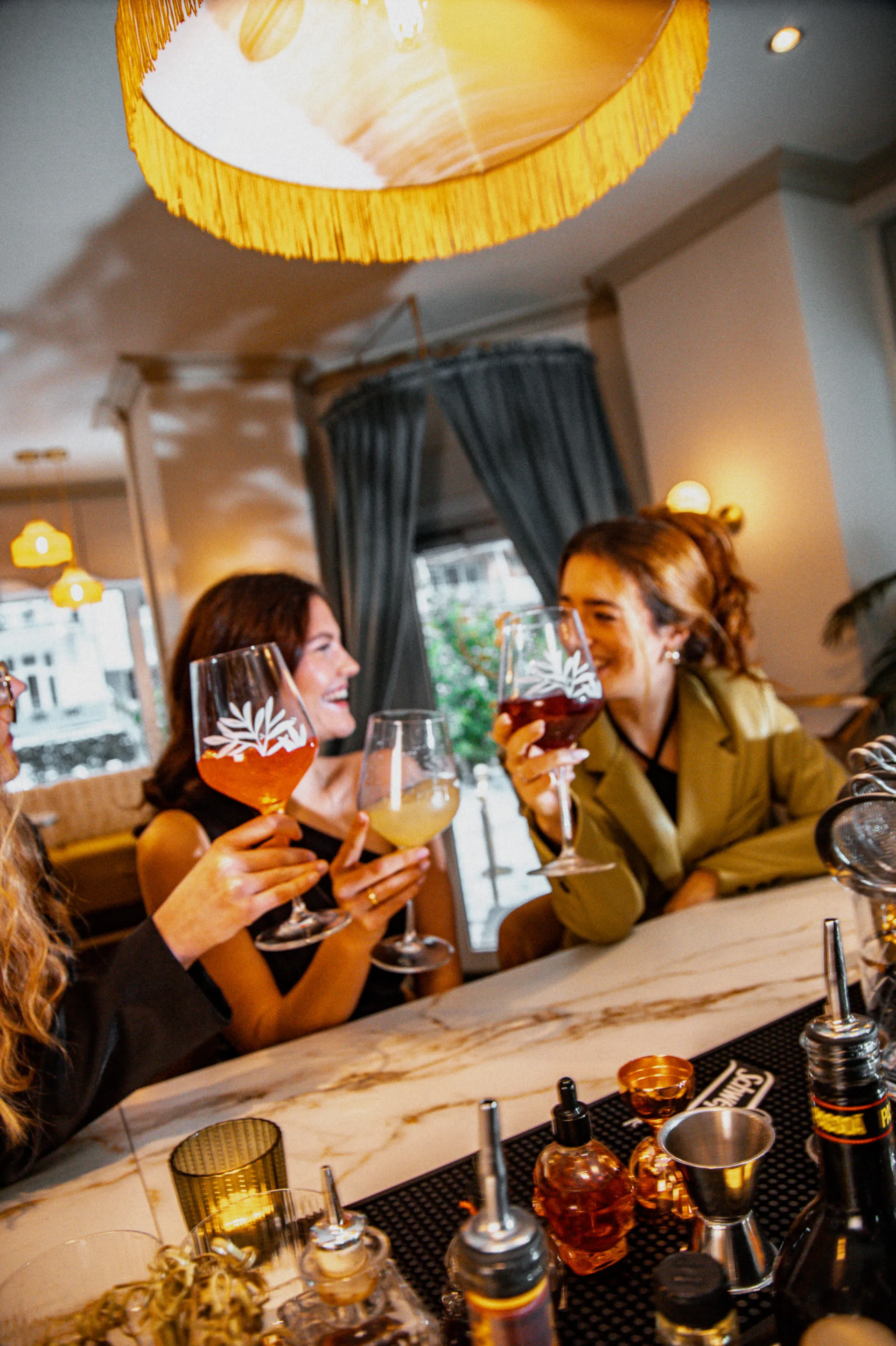Gäste an der Bar
